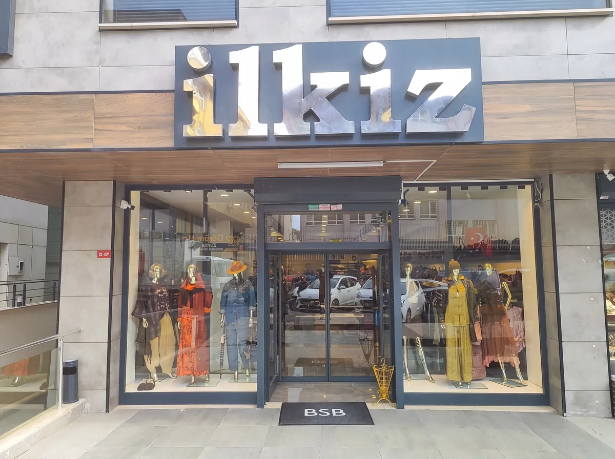 İlkiz mağazasının İkinci İlkokul Caddesi'ndeki cephesi ve tabelası